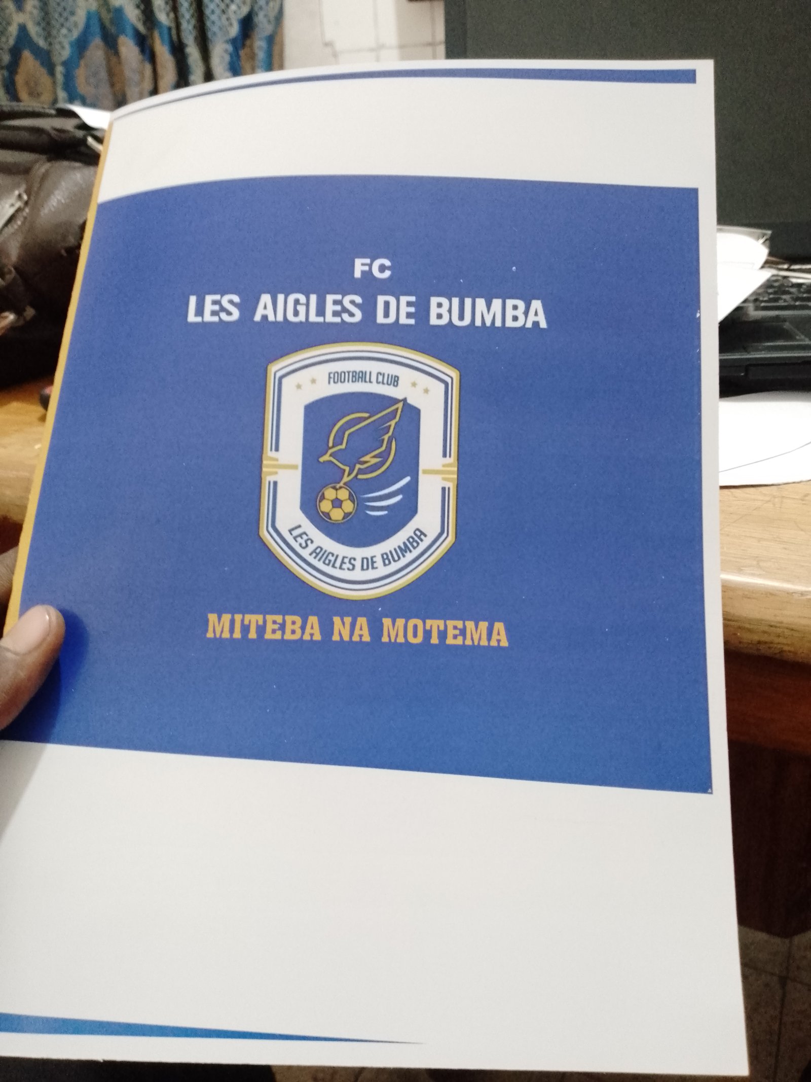 Supports pour l'équipe de football Aigle Bumba
